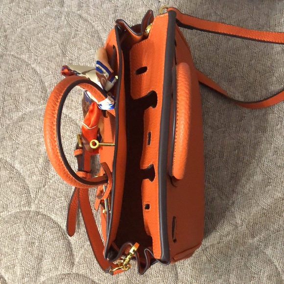 🌺🌺NEW BEAUTIFUL ORANGE BAG WITH GOLD DETAILS - Picture 9 of 13